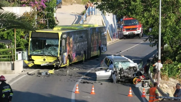 TE&Scaron;KA NESREĆA KRAJ SPLITA: Troje mrtvih u izravnom sudaru autobusa i automobila