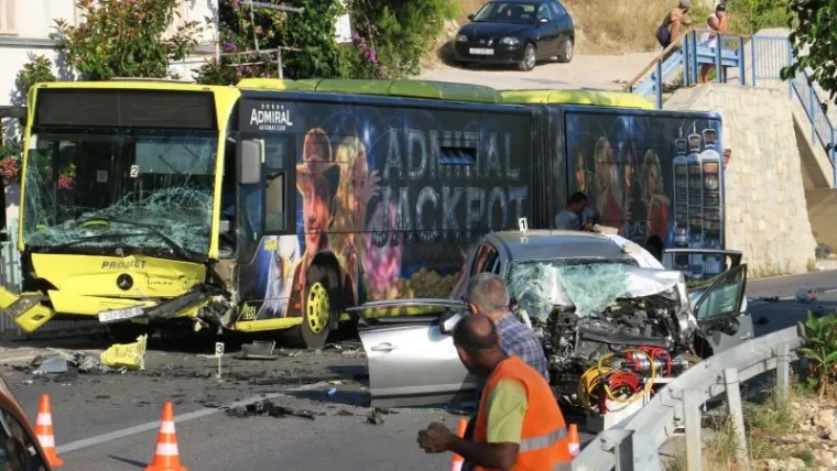 TE&Scaron;KA NESREĆA KRAJ SPLITA: Troje mrtvih u izravnom sudaru autobusa i automobila