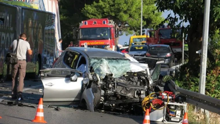 TE&Scaron;KA NESREĆA KRAJ SPLITA: Troje mrtvih u izravnom sudaru autobusa i automobila
