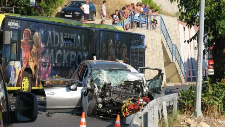 TE&Scaron;KA NESREĆA KRAJ SPLITA: Troje mrtvih u izravnom sudaru autobusa i automobila