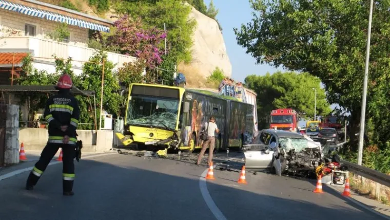 TE&Scaron;KA NESREĆA KRAJ SPLITA: Troje mrtvih u izravnom sudaru autobusa i automobila