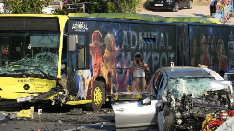 TE&Scaron;KA NESREĆA KRAJ SPLITA: Troje mrtvih u izravnom sudaru autobusa i automobila