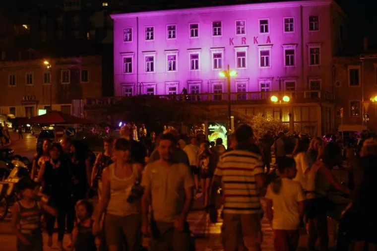 SVJETLOSNI SPEKTAKL: Podvodna rasvjeta pretvorila &scaron;ibensku rivu u čarobno mjesto