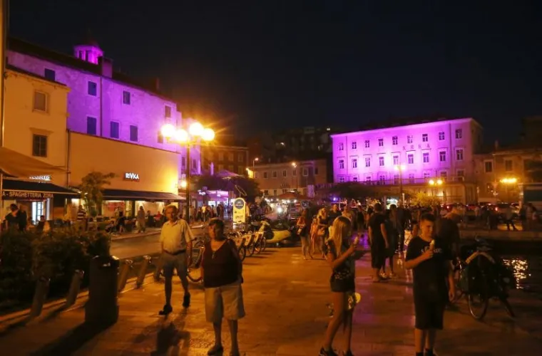 SVJETLOSNI SPEKTAKL: Podvodna rasvjeta pretvorila &scaron;ibensku rivu u čarobno mjesto