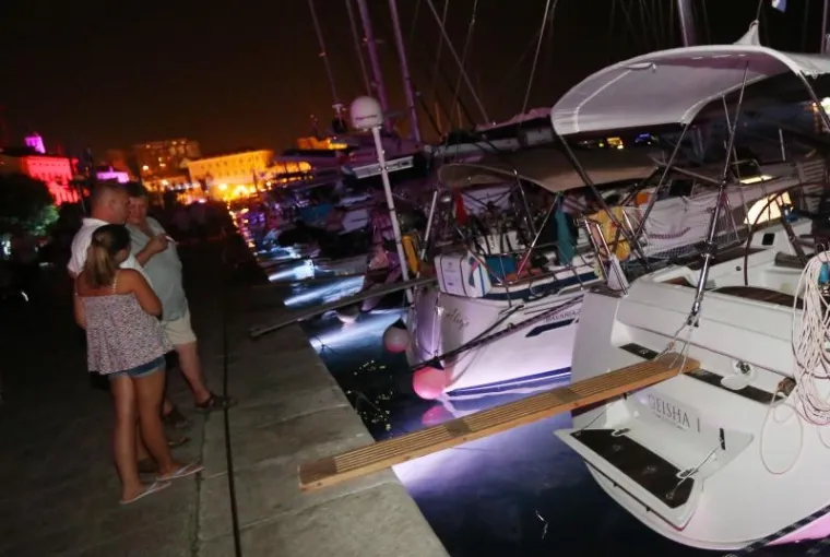 SVJETLOSNI SPEKTAKL: Podvodna rasvjeta pretvorila &scaron;ibensku rivu u čarobno mjesto