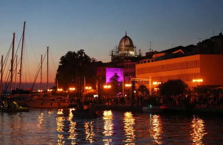 SVJETLOSNI SPEKTAKL: Podvodna rasvjeta pretvorila &scaron;ibensku rivu u čarobno mjesto