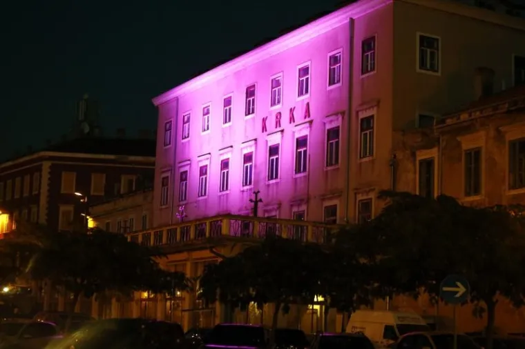 SVJETLOSNI SPEKTAKL: Podvodna rasvjeta pretvorila &scaron;ibensku rivu u čarobno mjesto