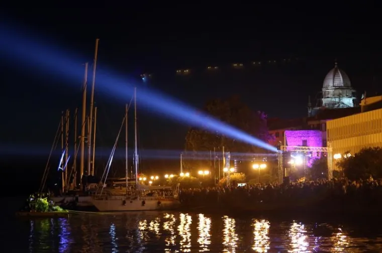 SVJETLOSNI SPEKTAKL: Podvodna rasvjeta pretvorila &scaron;ibensku rivu u čarobno mjesto