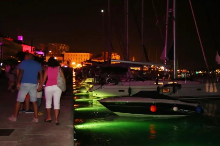 SVJETLOSNI SPEKTAKL: Podvodna rasvjeta pretvorila &scaron;ibensku rivu u čarobno mjesto