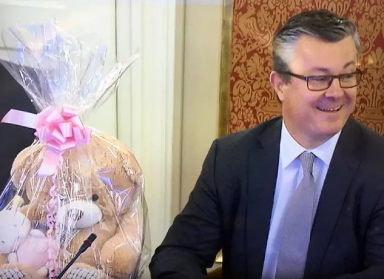 Orešković na sjednicu Vlade stigao s velikom plišanom igračkom