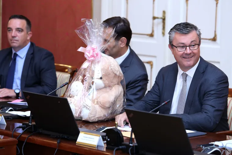 Orešković na sjednicu Vlade stigao s velikom plišanom igračkom