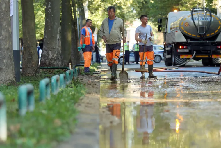 Bukovačka cesta prekrivena blatom nakon puknuća vodovodne cijevi