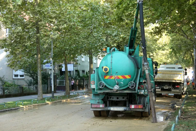 Bukovačka cesta prekrivena blatom nakon puknuća vodovodne cijevi