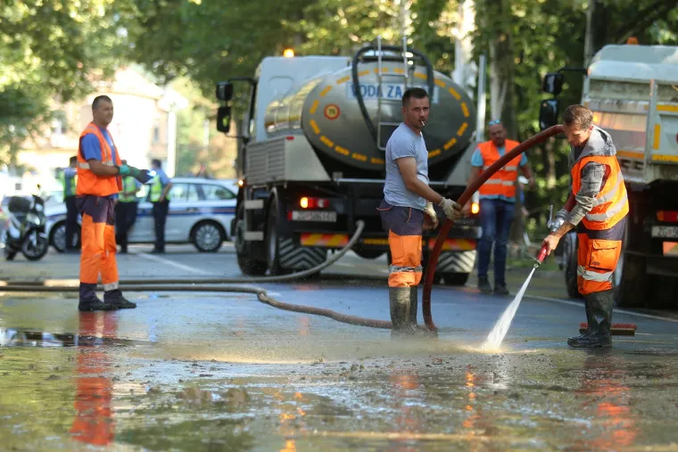 Bukovačka cesta prekrivena blatom nakon puknuća vodovodne cijevi