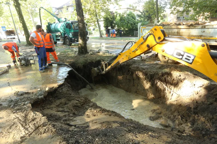 Bukovačka cesta prekrivena blatom nakon puknuća vodovodne cijevi