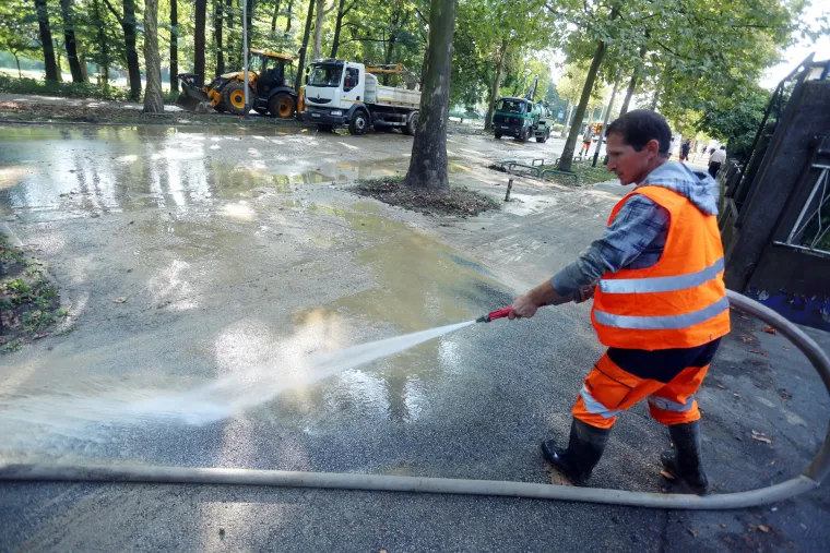 Bukovačka cesta prekrivena blatom nakon puknuća vodovodne cijevi