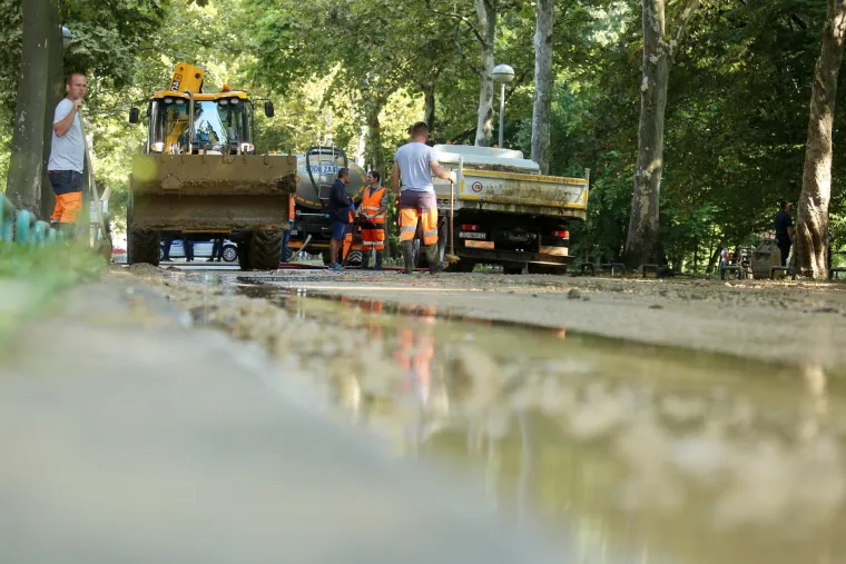 Bukovačka cesta prekrivena blatom nakon puknuća vodovodne cijevi