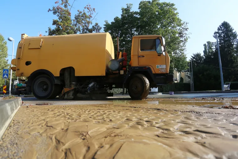 Bukovačka cesta prekrivena blatom nakon puknuća vodovodne cijevi