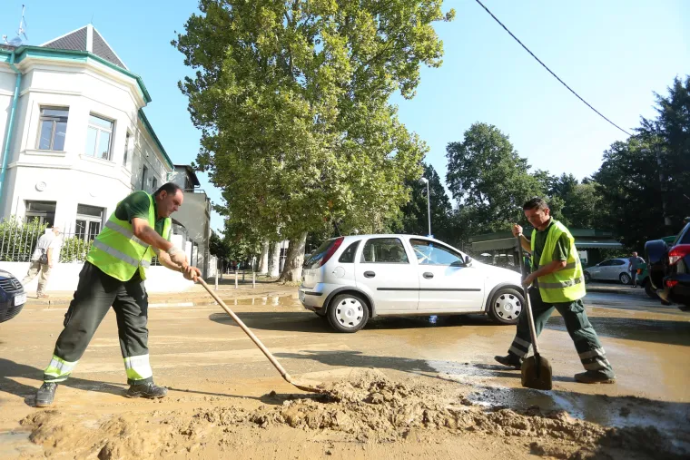 Bukovačka cesta prekrivena blatom nakon puknuća vodovodne cijevi