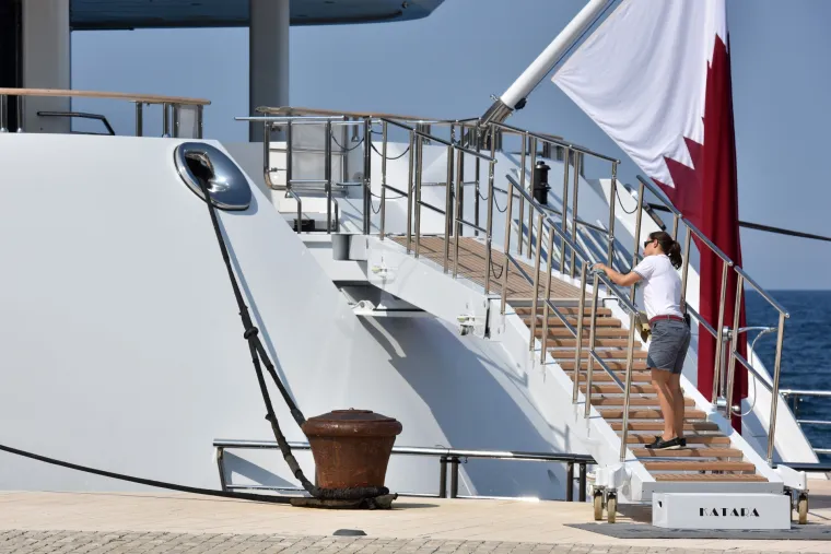 Mega jahta katarskog šeika duga 125 metara plijenila pažnju kod Pozdrava suncu