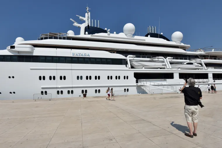 Mega jahta katarskog šeika duga 125 metara plijenila pažnju kod Pozdrava suncu