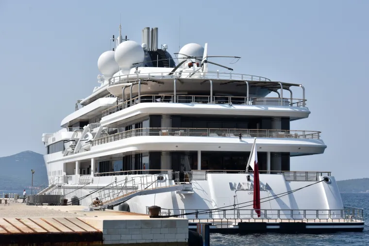 Mega jahta katarskog šeika duga 125 metara plijenila pažnju kod Pozdrava suncu