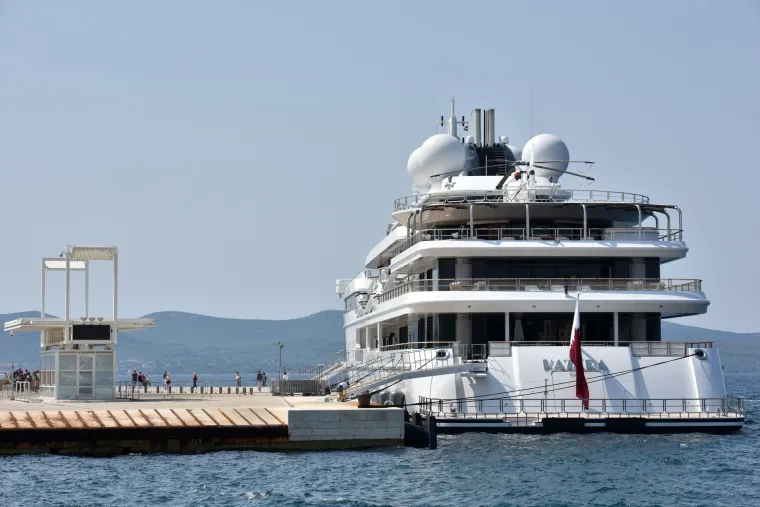 Mega jahta katarskog šeika duga 125 metara plijenila pažnju kod Pozdrava suncu