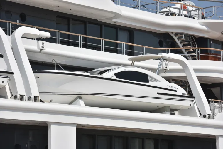 Mega jahta katarskog šeika duga 125 metara plijenila pažnju kod Pozdrava suncu