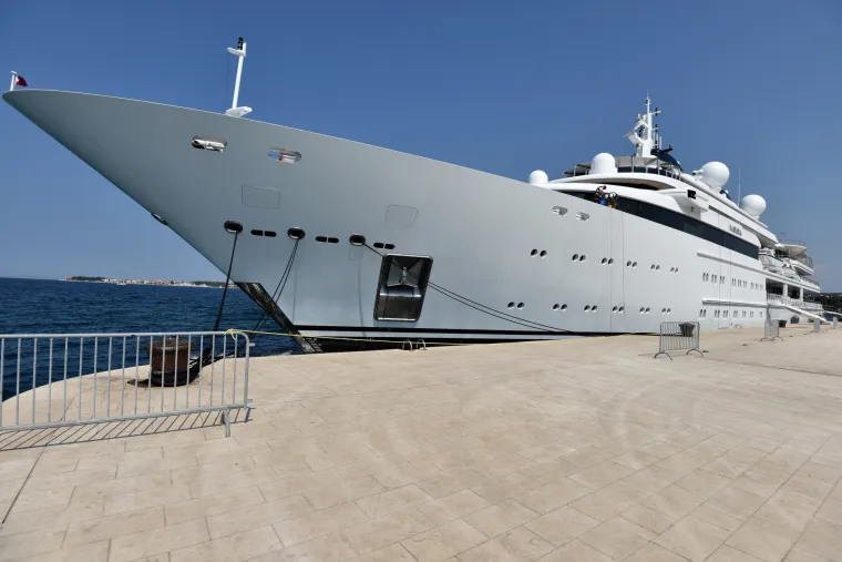 Mega jahta katarskog šeika duga 125 metara plijenila pažnju kod Pozdrava suncu