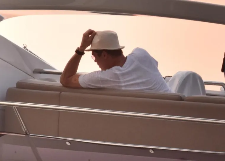 Nakon &scaron;etnje, Pitt se s dru&scaron;tvom vratio na jahtu.