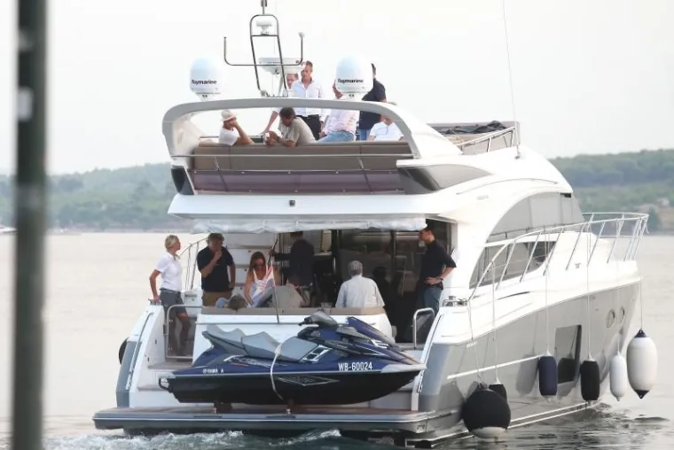 Nakon &scaron;etnje, Pitt se s dru&scaron;tvom vratio na jahtu.