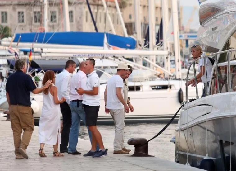 Nakon &scaron;etnje, Pitt se s dru&scaron;tvom vratio na jahtu.