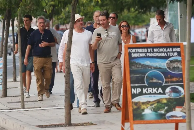 Bradova supruga Angelina nije viđena.