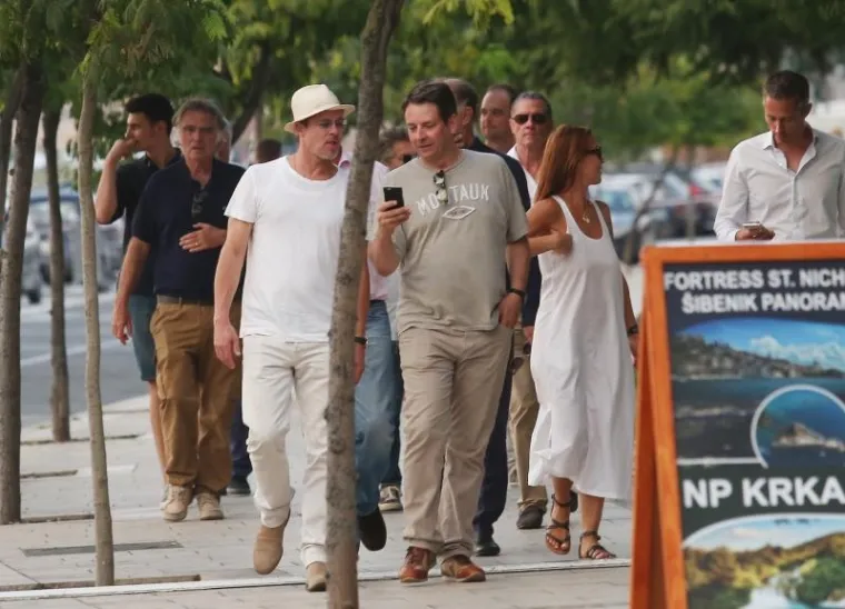 S njima je bila jedna žena.