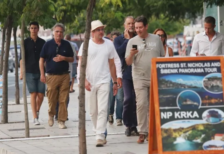 Bio je u dru&scaron;tvu skupine mu&scaron;karaca.