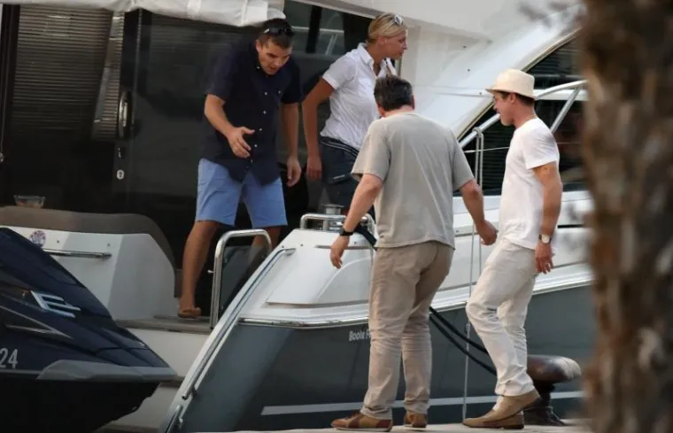 Nakon &scaron;etnje, Pitt se s dru&scaron;tvom vratio na jahtu.