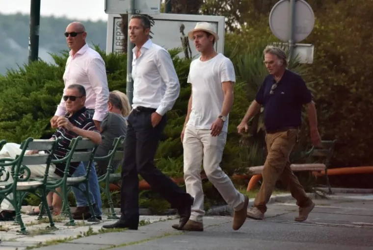 Nakon &scaron;etnje, Pitt se s dru&scaron;tvom vratio na jahtu.