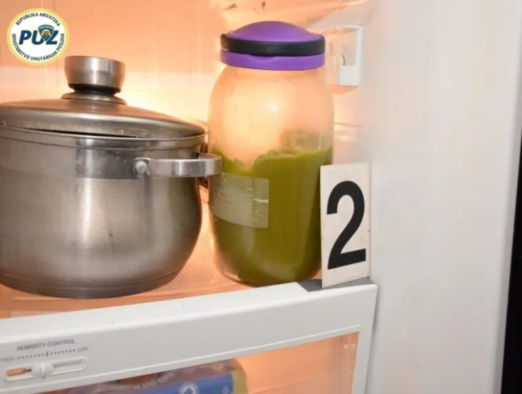 POLICIJA OBJAVILA FOTOGRAFIJE: Ovo je velika plantaža marihuane koja je rasla na krovu u centru grada