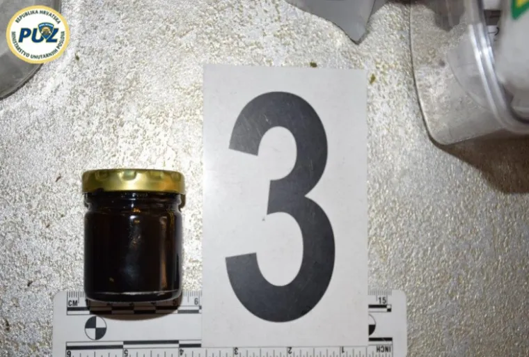 POLICIJA OBJAVILA FOTOGRAFIJE: Ovo je velika plantaža marihuane koja je rasla na krovu u centru grada