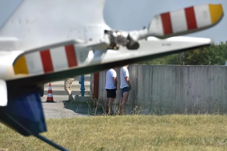 TKO TO TAMO PIŠKI? Izašli iz privatnog aviona i pred svima se pomokrili nasred piste u Zadru