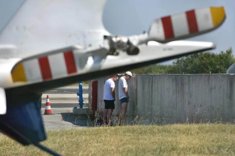 TKO TO TAMO PIŠKI? Izašli iz privatnog aviona i pred svima se pomokrili nasred piste u Zadru