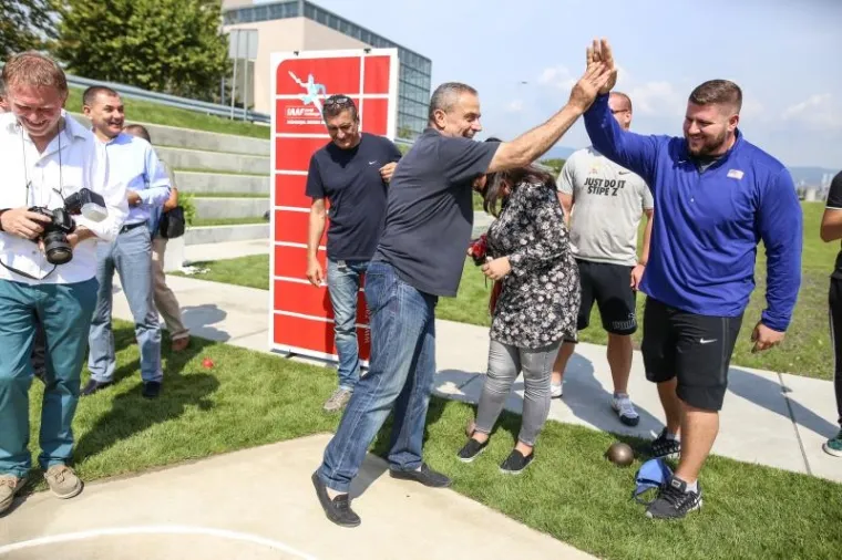 SPEKTAKL NA FONTANAMA: Svjetski prvak službeno otvoreno novo bacalište kugle