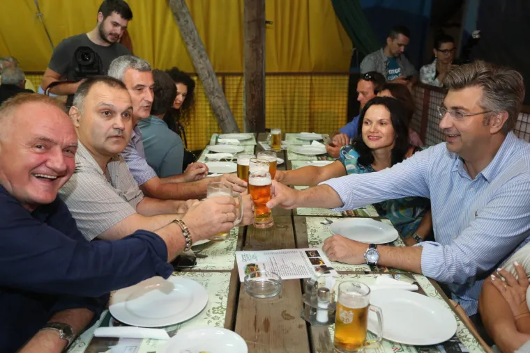 Plenković se na Karlovačkim danima piva družio s Matom Bulićem i probao pivo