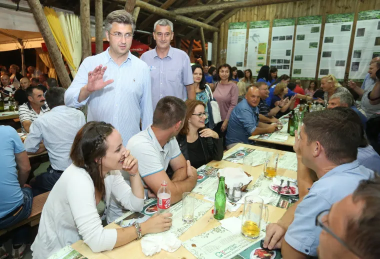 Plenković se na Karlovačkim danima piva družio s Matom Bulićem i probao pivo