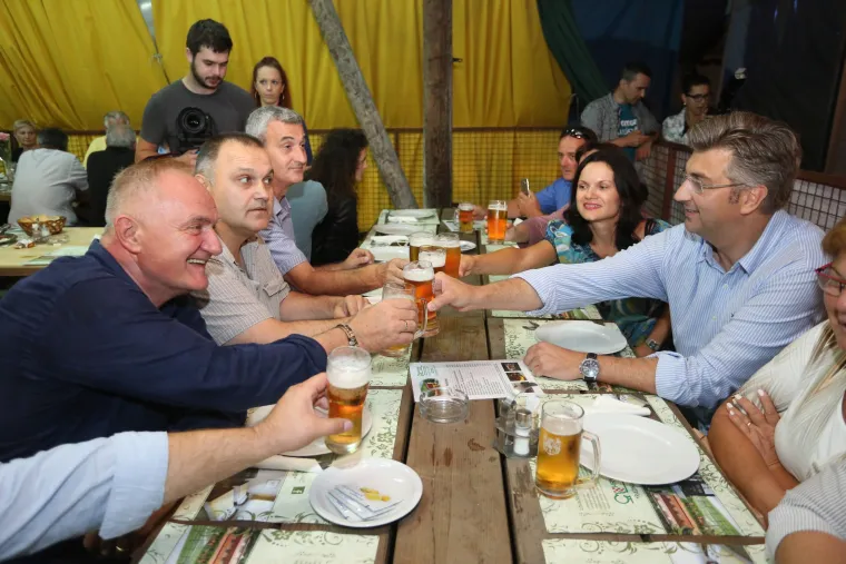 Plenković se na Karlovačkim danima piva družio s Matom Bulićem i probao pivo