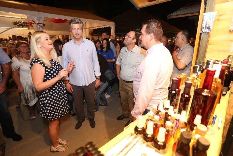 Plenković se na Karlovačkim danima piva družio s Matom Bulićem i probao pivo