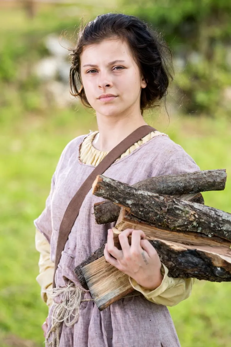 Sarah Arbutina (19) je iz Gline, ali živi u Zagrebu. U srednjem vijeku vidi se kao seljanka.