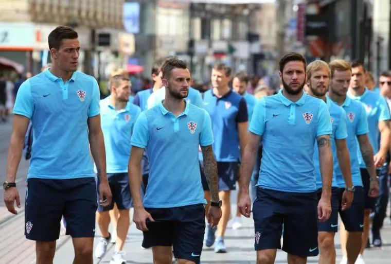 Igrači i stožer hrvatske nogometne reprezentacije popili su kavu na Cvjetnom trgu i pro&scaron;etali centrom Zagreba na iznenađenje i odu&scaron;evljenje građana.
