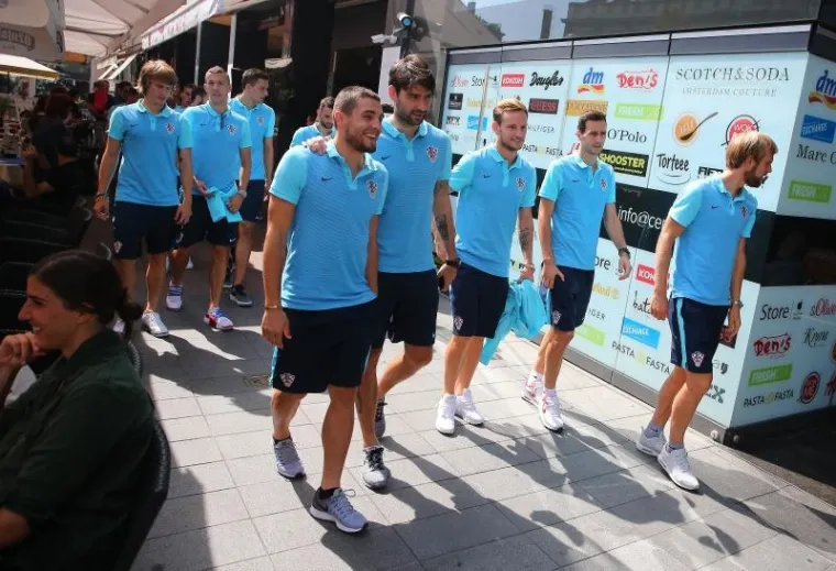 IZAZVALI EUFORIJU U CENTRU ZAGREBA: Kapetan Modrić predvodio Vatrene na druženju s građanima