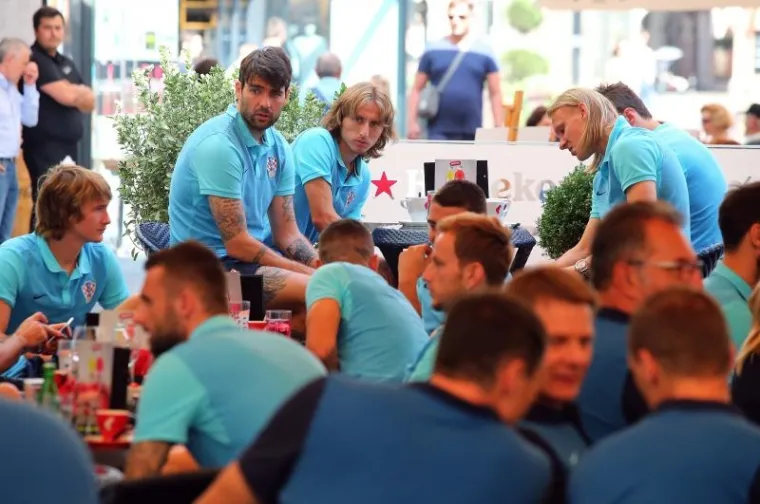 IZAZVALI EUFORIJU U CENTRU ZAGREBA: Kapetan Modrić predvodio Vatrene na druženju s građanima